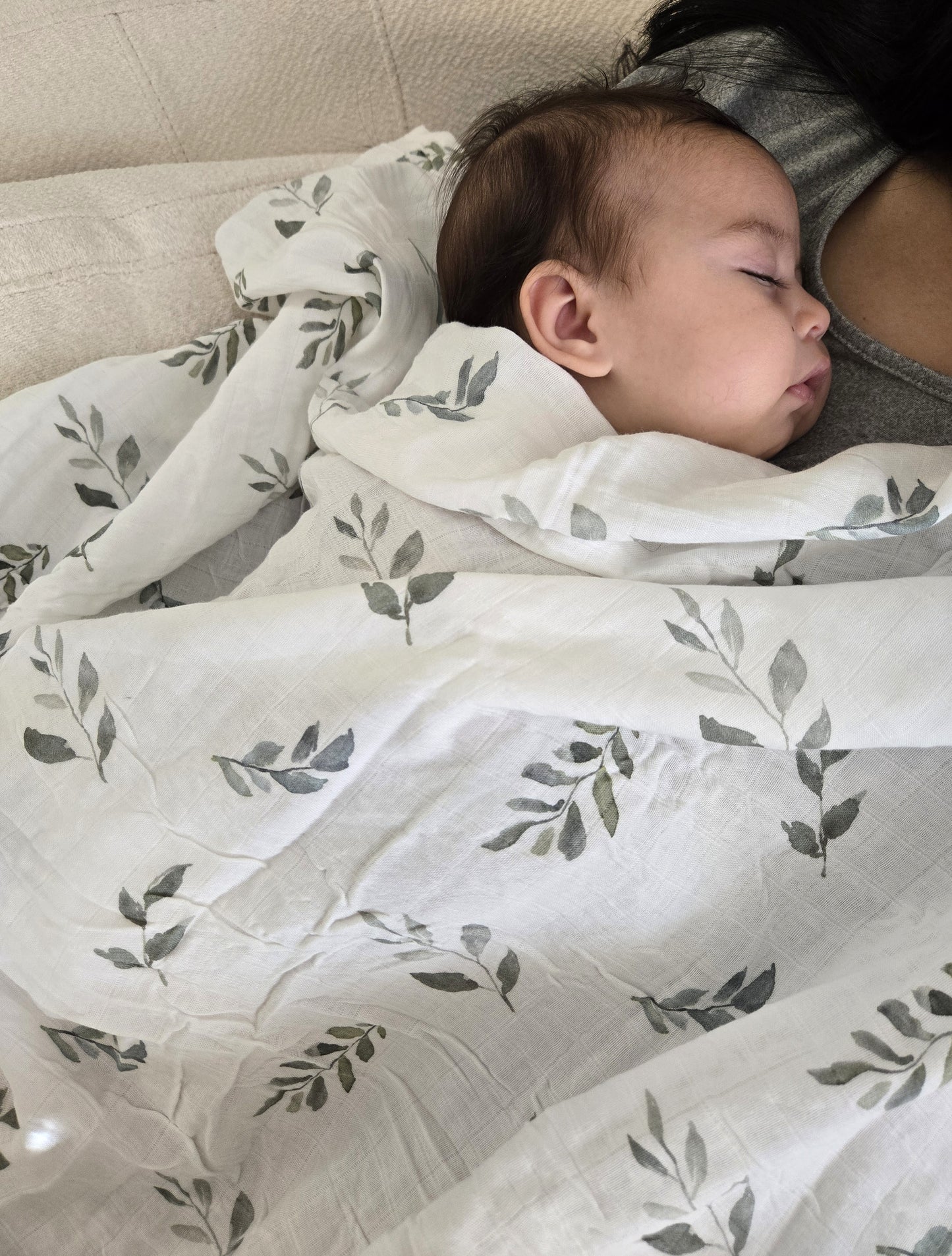 🌿 Green Leaves Bamboo Muslin Swaddle Blanket