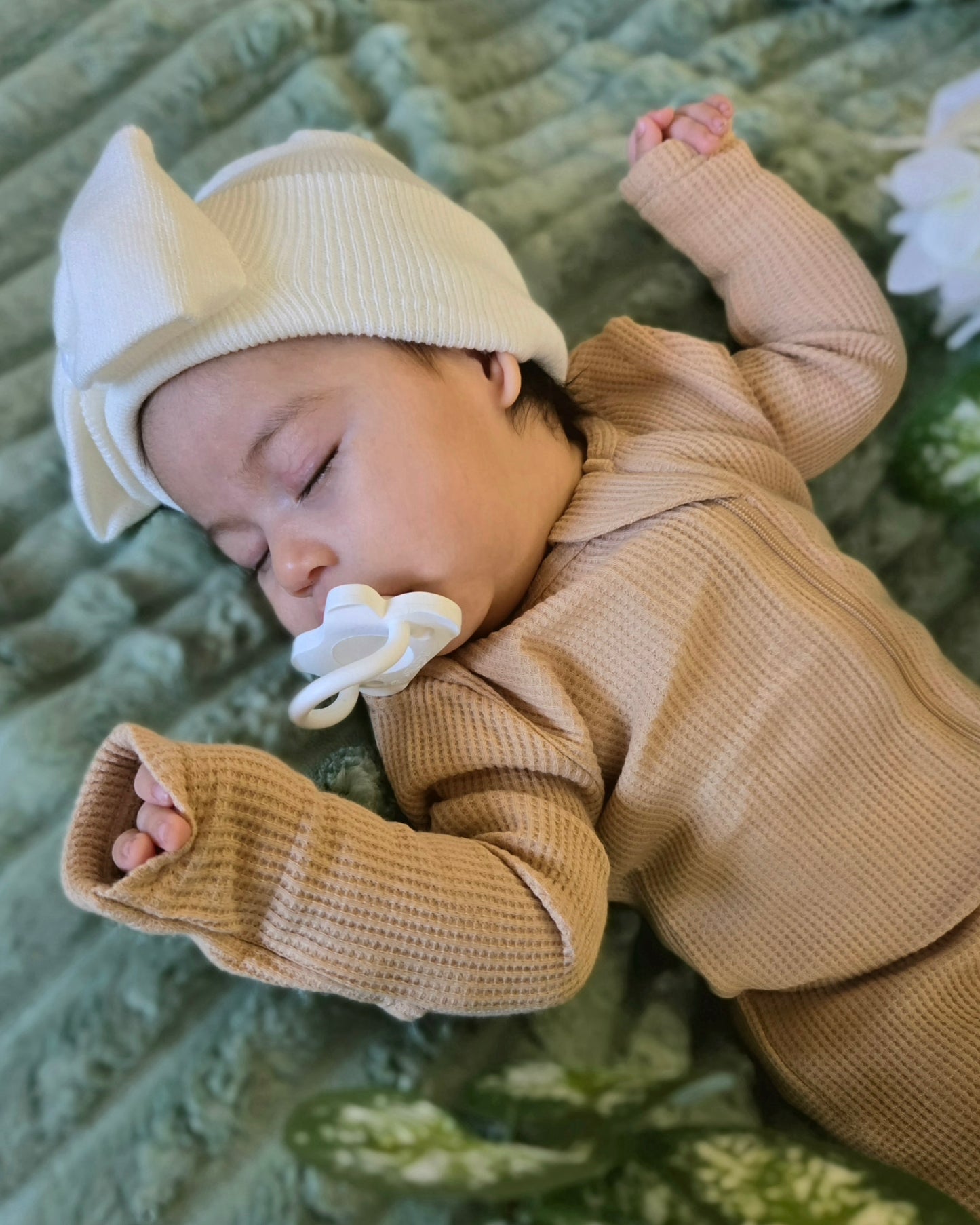 🎀 Baby’s First Bow Hat — Warm White | Valentine’s Edition 🎀