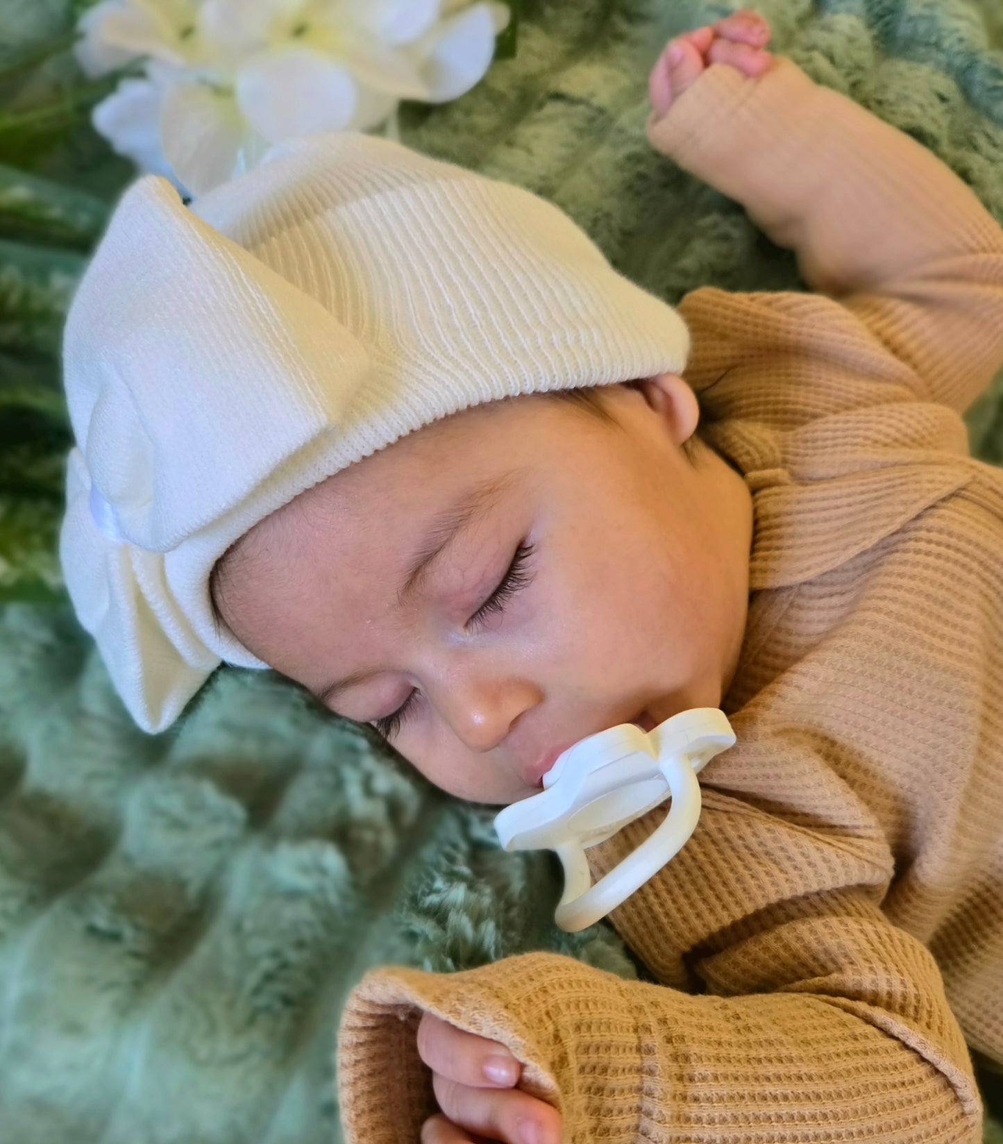 🎀 Baby’s First Bow Hat — Warm White | Valentine’s Edition 🎀