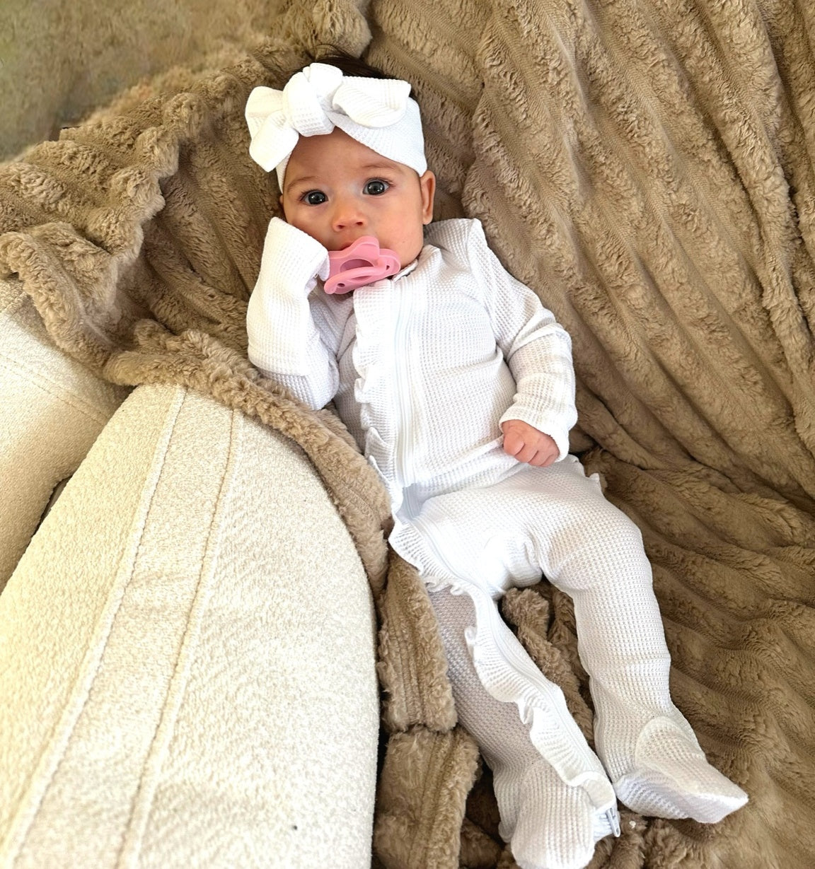 🎀 Organic Waffle 2-Way Zip Ruffle Footie, Lucent White