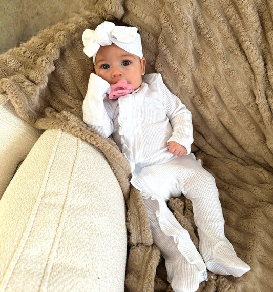 🎀 Organic Waffle 2-Way Zip Ruffle Footie, Lucent White