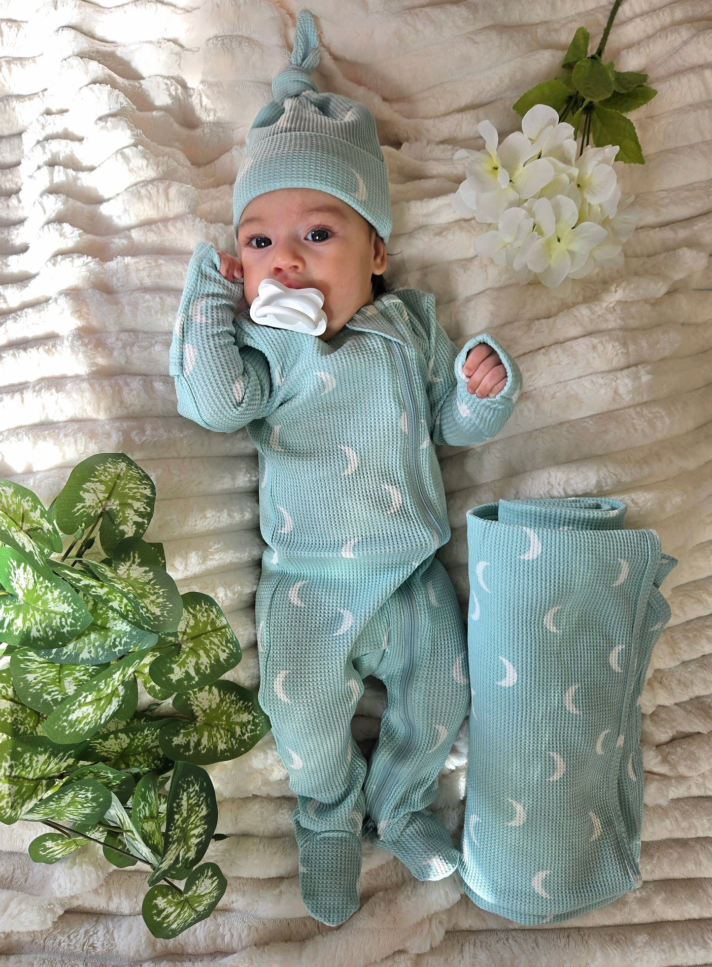 🌙 ORGANIC COTTON WAFFLE SWADDLE BLANKET, LIGHT BLUE MOON