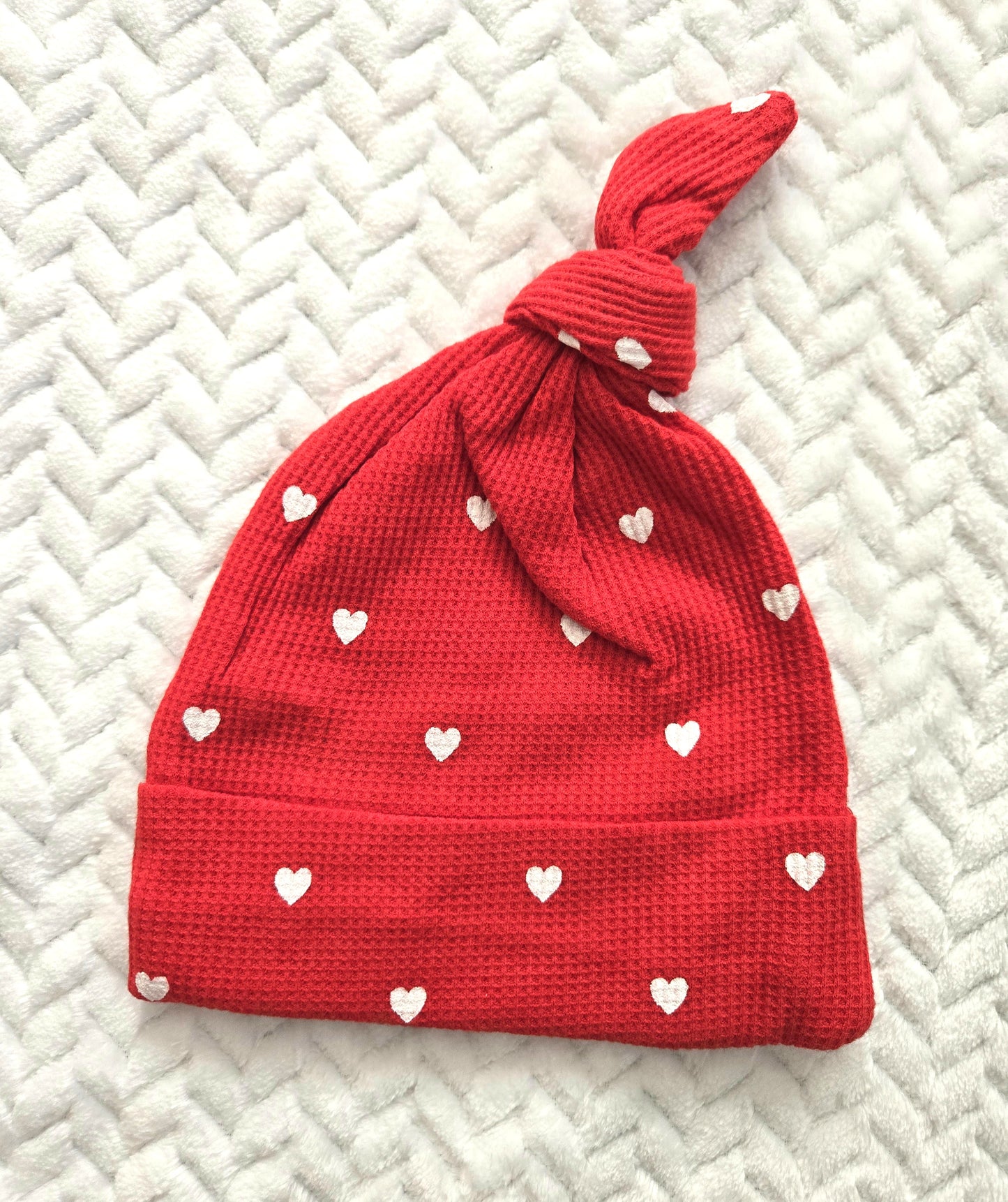 💖 ORGANIC WAFFLE KNOT BEANIE, Little White Heart (on Red) 💖