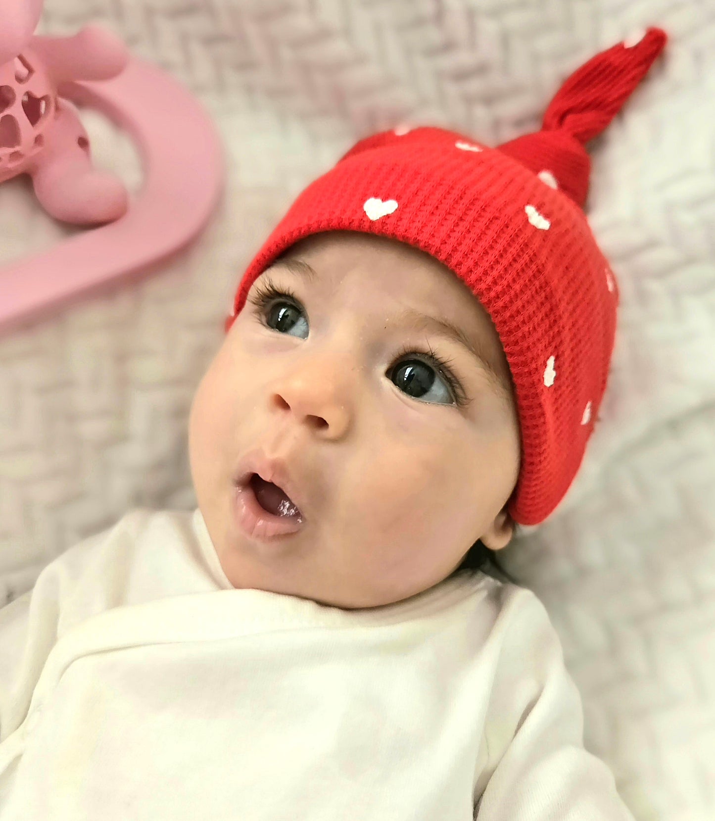 💖 ORGANIC WAFFLE KNOT BEANIE, Little White Heart (on Red) 💖