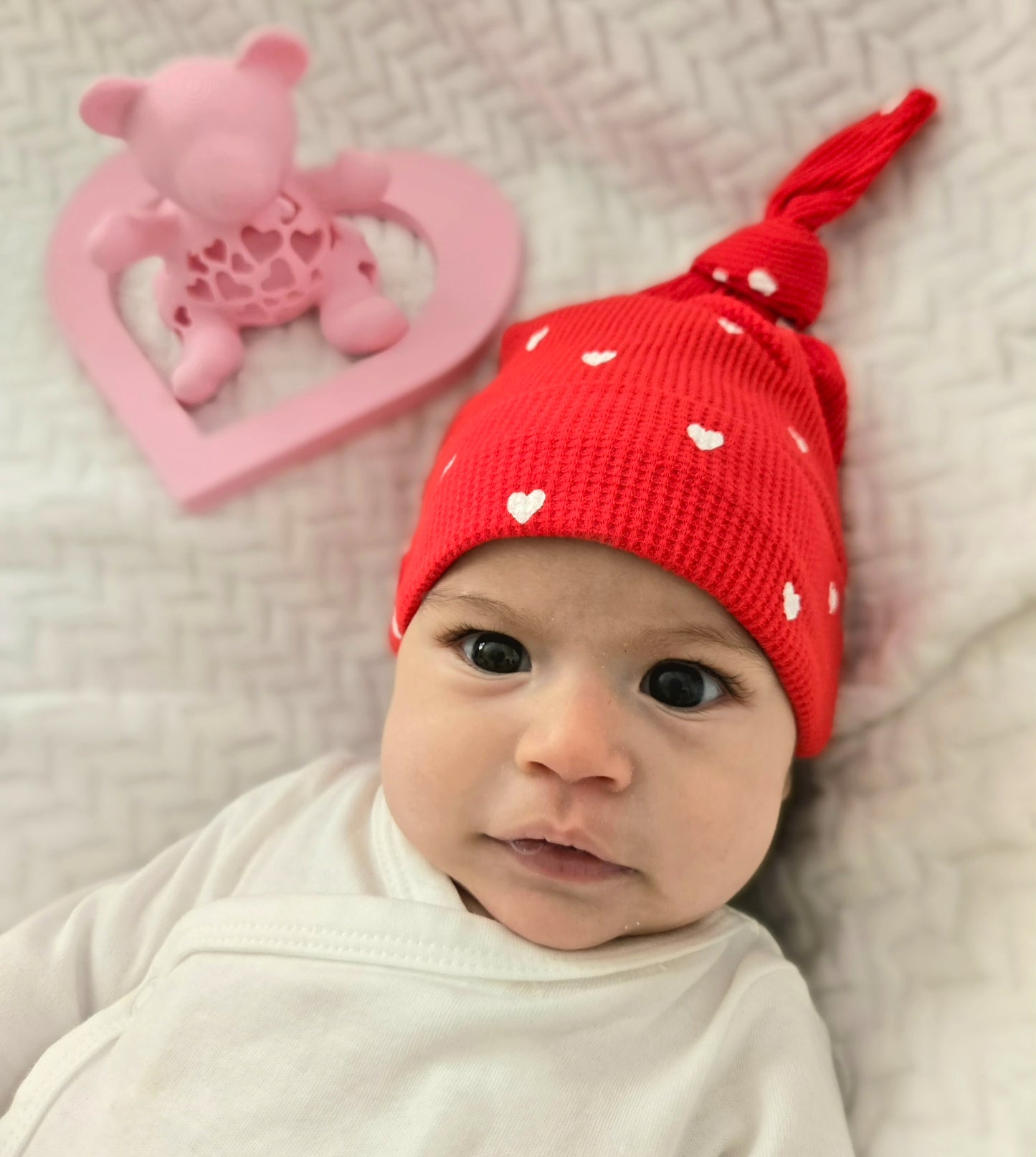 💖 ORGANIC WAFFLE KNOT BEANIE, Little White Heart (on Red) 💖
